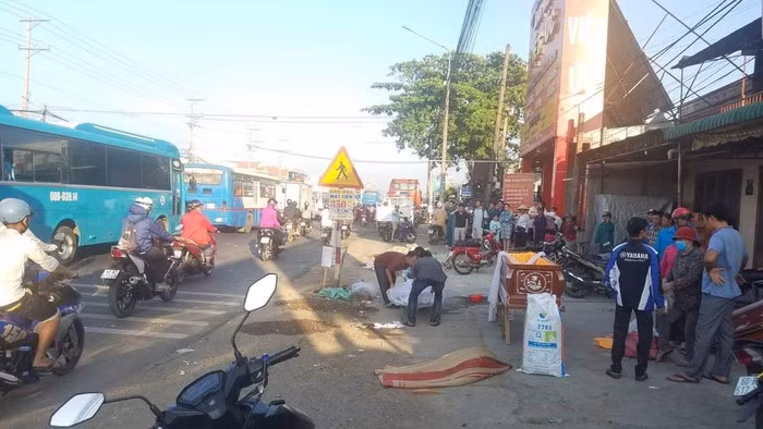 Tai nạn khiến anh Đỗ Văn Em ngã xuống đường bị chiếc xe khách kéo lê hàng chục mét, hậu quả khiến nạn nhân chết tại chỗ, còn chiếc xe máy hư hỏng. Sau tai nạn, người của nhà xe Phương Trang lấy giấy che biển số lại rồi rời khỏi hiện trường.