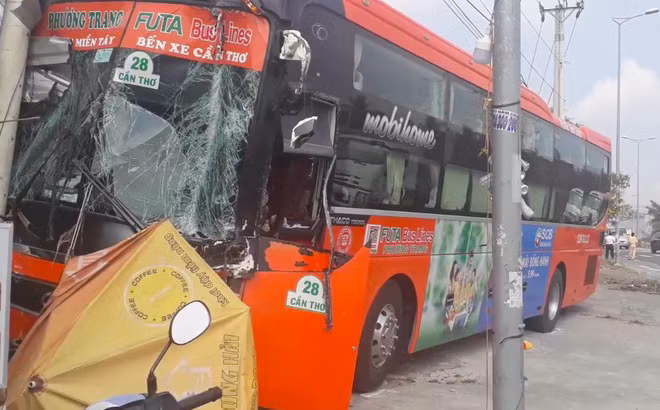  5. Tai nạn liên hoàn giữa 3 ô tô, xe khách Phương Trang tông gãy cột điện trước cửa quán ăn, khoảng 8h30 ngày 19/12/2018, cả 3 ô tô lưu thông cùng chiều, hướng từ Mỹ Thuận đi TP Cần Thơ. Khi đến vòng xoay, bất ngờ xảy ra va chạm liên hoàn giữa 3 ô tô.