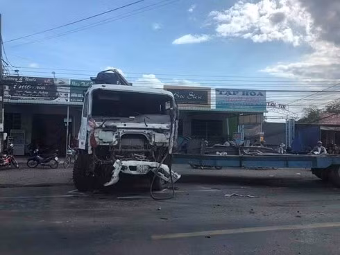 Tại hiện trường, phần hông xe khách bị hư hỏng, biến dạng, kính vỡ vụn. Trong khi đó, xe đầu kéo biến dạng phần đầu. Vụ tai nạn khiến nhiều hành khách trên xe hoảng loạn, cầu cứu.