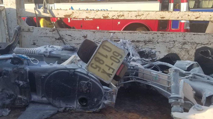  3. Va chạm gây chết người, xe khách Phương Trang che biển số, khoảng 4h ngày 22/4, anh Đỗ Văn Em (47 tuổi, quê Đồng Tháp) chạy xe máy biển số 60FX-1058 trên quốc lộ 1 theo hướng Dầu Giây về TP HCM. Khi đến đoạn qua xã Đông Hòa, huyện Trảng Bom, tỉnh Đồng Nai thì bất ngờ bị xe khách Phương Trang biển số 51B-310.01 chạy phía sau tông trúng.