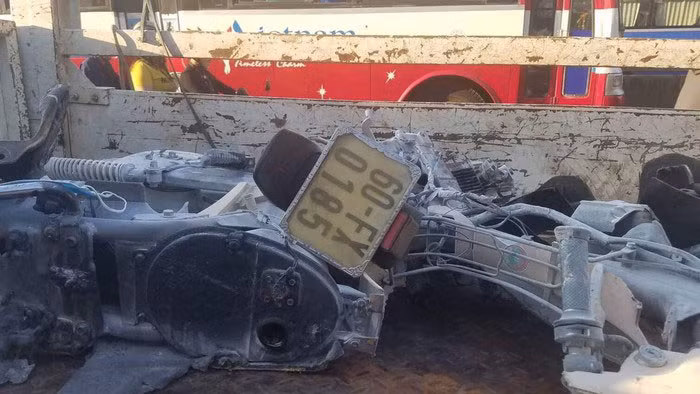  3. Va chạm gây chết người, xe khách Phương Trang che biển số, khoảng 4h ngày 22/4, anh Đỗ Văn Em (47 tuổi, quê Đồng Tháp) chạy xe máy biển số 60FX-1058 trên quốc lộ 1 theo hướng Dầu Giây về TP HCM. Khi đến đoạn qua xã Đông Hòa, huyện Trảng Bom, tỉnh Đồng Nai thì bất ngờ bị xe khách Phương Trang biển số 51B-310.01 chạy phía sau tông trúng.