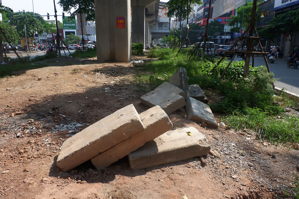 Ở tuyến phố Yên Lãng, những cục bê tông còn vứt ngổn ngang ra dưới đường sắt Cát Linh - Hà Đông.