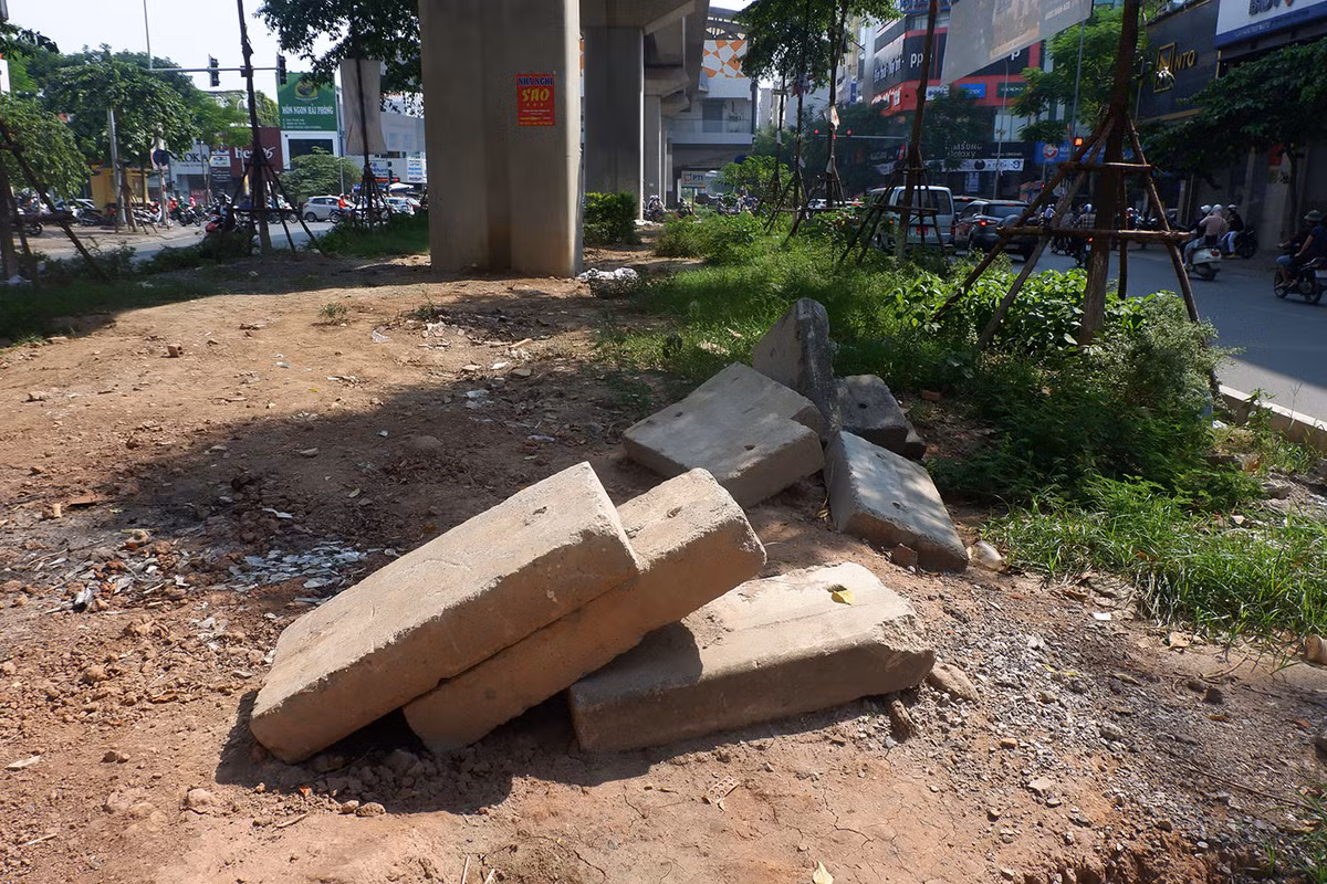 Ở tuyến phố Yên Lãng, những cục bê tông còn vứt ngổn ngang ra dưới đường sắt Cát Linh - Hà Đông.