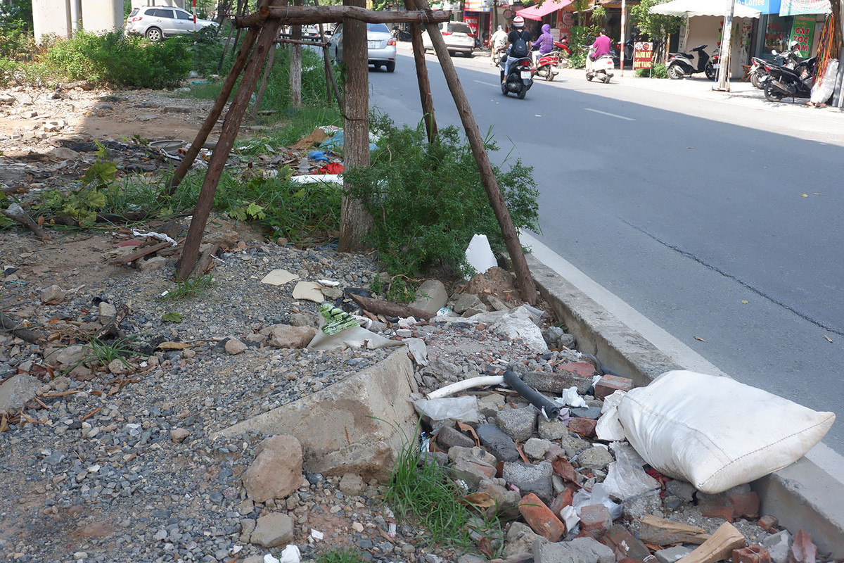 Bao tải phế liệu còn thò ra cả ngoài đường có thể gây nguy hiểm cho người tham gia giao thông.