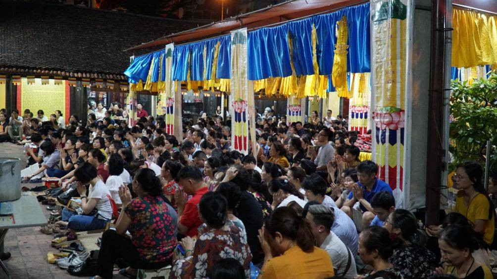 Nhiều người dân đã chủ động đến từ sớm để ổn định chỗ ngồi tại khuôn viên của chùa