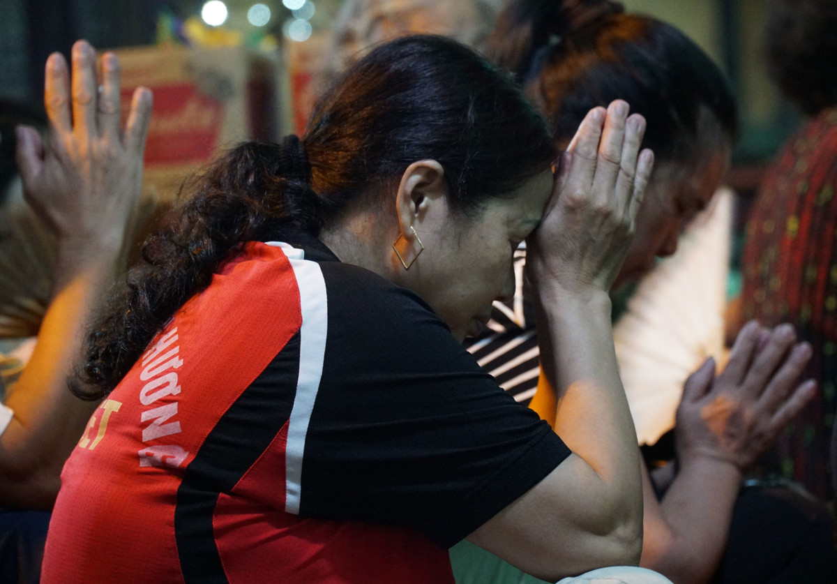 Chắp tay thành kính…