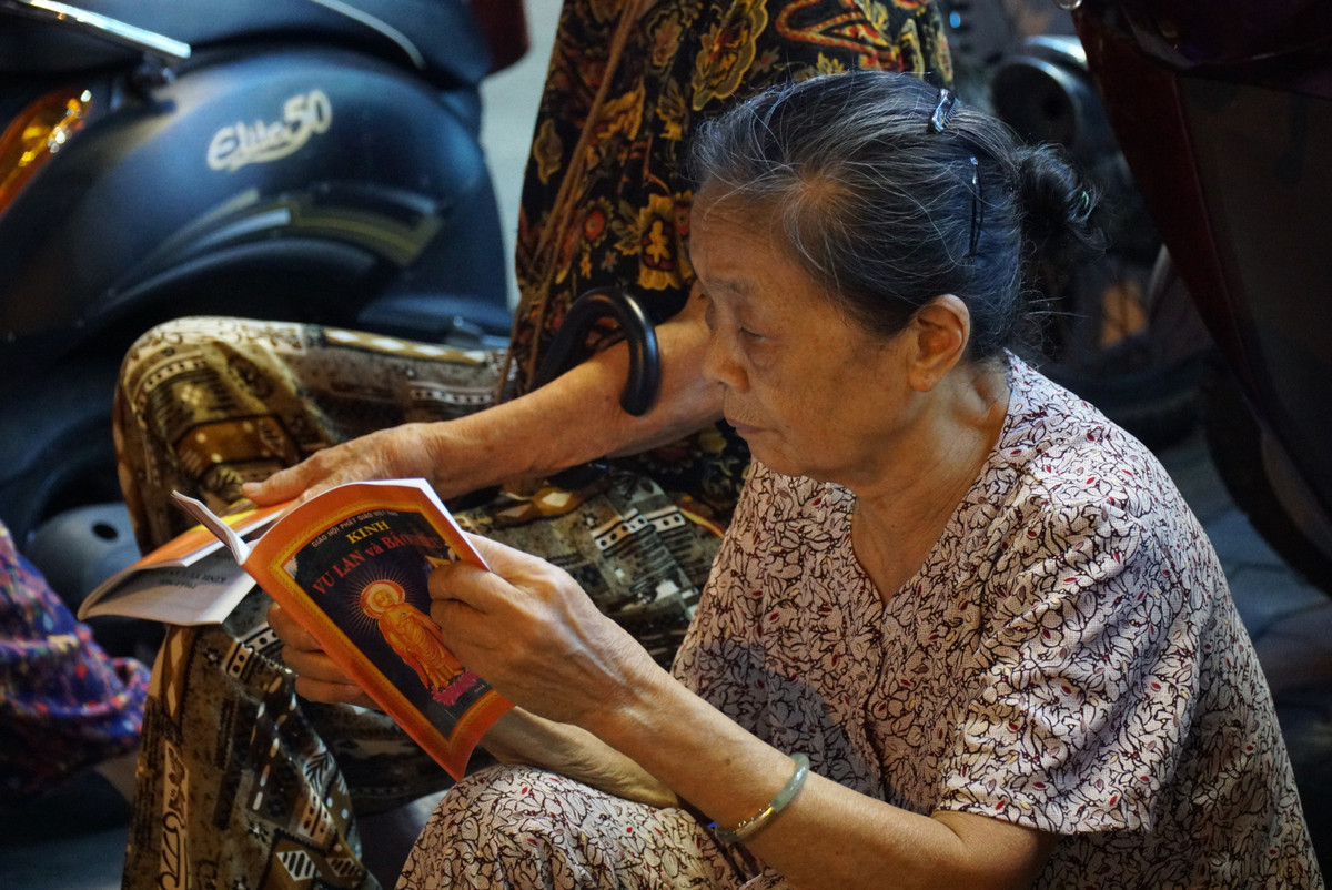 Phật tử đọc Kinh Vu Lan và Kinh Báo Ân, dạy về đạo hiếu thảo của Phật giáo