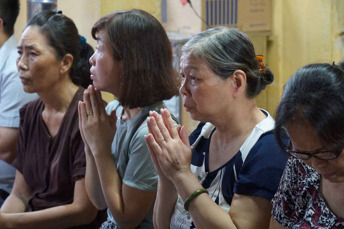 Tất cả ở nhiều lứa tuổi khác nhau nhưng cùng chung ước nguyện cầu mong đấng sinh thành được bình an, hạnh phúc