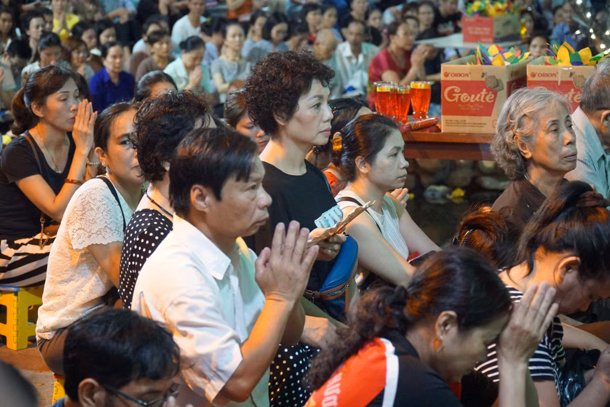 Đại lễ diễn ra trang nghiêm, là dịp để những người con tỏ lòng thành kính, hiếu thuận