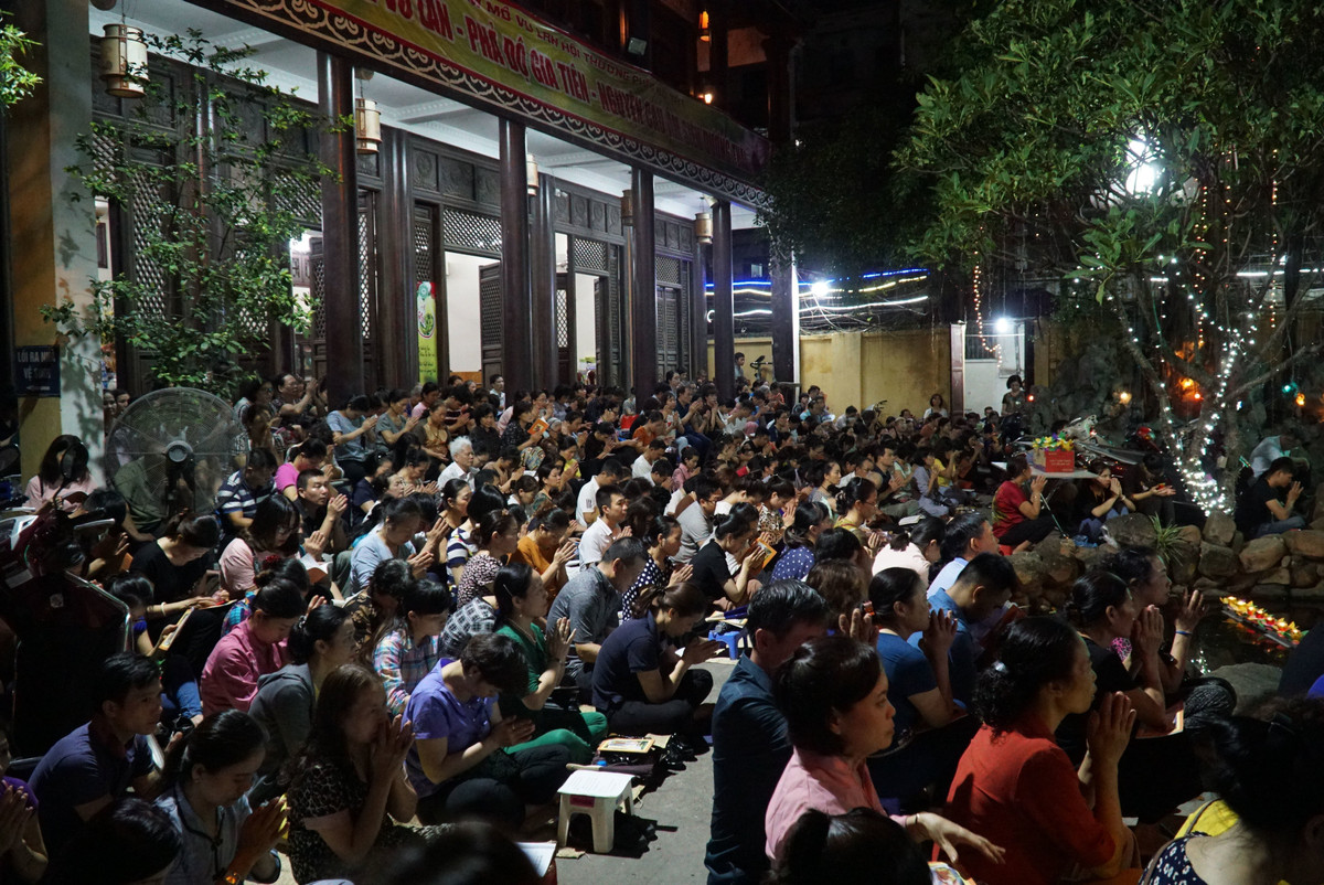 Khoảng 19h, phía bên trong chùa Phúc Khánh đã chật kín người
