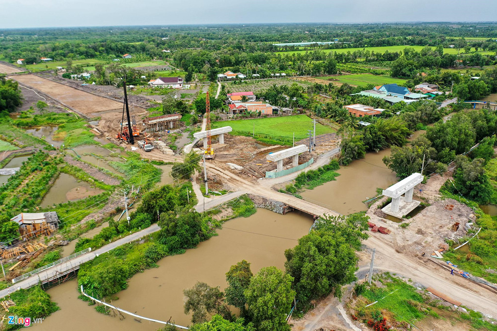 Đoạn cao tốc qua kênh Chợ Bung (huyện Châu Thành) chỉ có những trụ cầu đang được thi công với tốc độ rùa bò khi chỉ có vài công nhân trên công trường.
