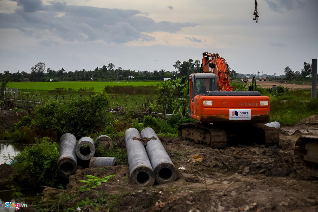 Hướng về phía bên kia đường do một nhà thầu khác thi công, ông cho biết thêm: "Phía bên đây thì đỡ hơn chút nhưng tiến độ thi công của nhà thầu rất chậm chạp, ngày làm ngày không, chỉ làm 2 ngày 1 tuần, rất ít công nhân làm việc”.