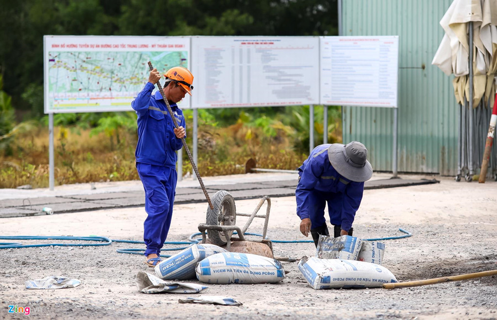 Tháng 11/2011, Ngân hàng Đầu tư và Phát triển Việt Nam (BIDV) thay mặt nhóm nhà đầu tư đầu tiên gửi văn bản đến Thủ tướng xin ngừng thi công và chuyển giao dự án về Bộ Giao thông Vận tải.
