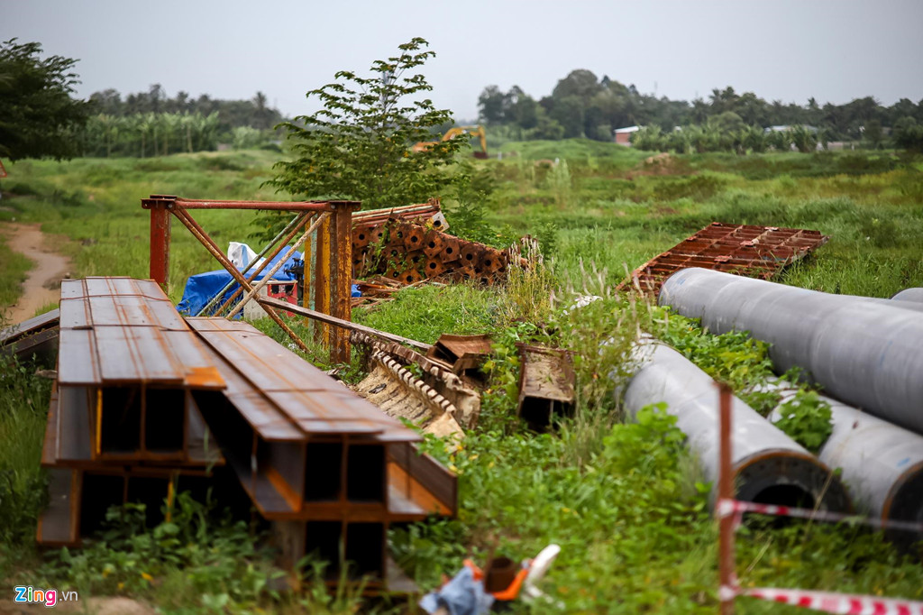 Cũng trong tình trạng tương tự, đoạn cao tốc qua huyện Cai Lậy, Tiền Giang vật liệu xây dựng nằm ngổn ngang, phần lớn đã bị rỉ sét, cỏ dại um tùm. "Họ chở vật liệu, rồi chất đống để đó không thấy thi công khoảng 4 năm nay rồi", ông Mười Em (66 tuổi, người dân sống tại đây) cho biết.