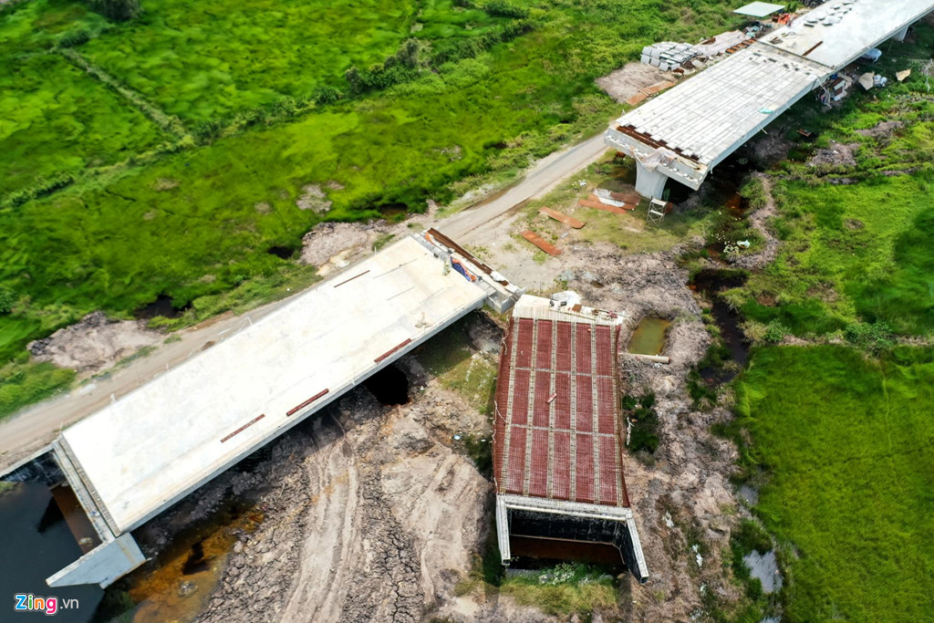 Các hạng mục thi công của gói thầu này được khởi công từ năm 2015 và hiện tại không thấy dấu hiệu hoạt động nhiều tháng qua.