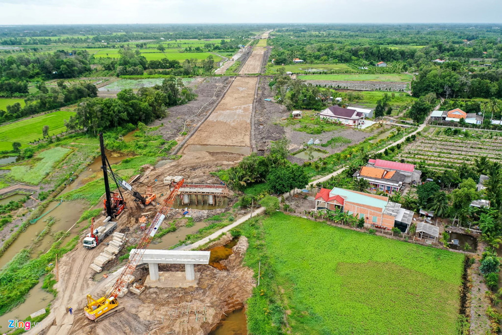 Tuy nhiên, sau 10 năm kể từ ngày khởi công, đến nay dự án đã 4 lần dời hạn hoàn thành, nhiều lần thay đổi vốn và chủ đầu tư. Trong ảnh là đoạn cao tốc qua xã Tam Hiệp, huyện Châu Thành, Tiền Giang thi công dang dở, vẫn chỉ là đoạn đường đất.