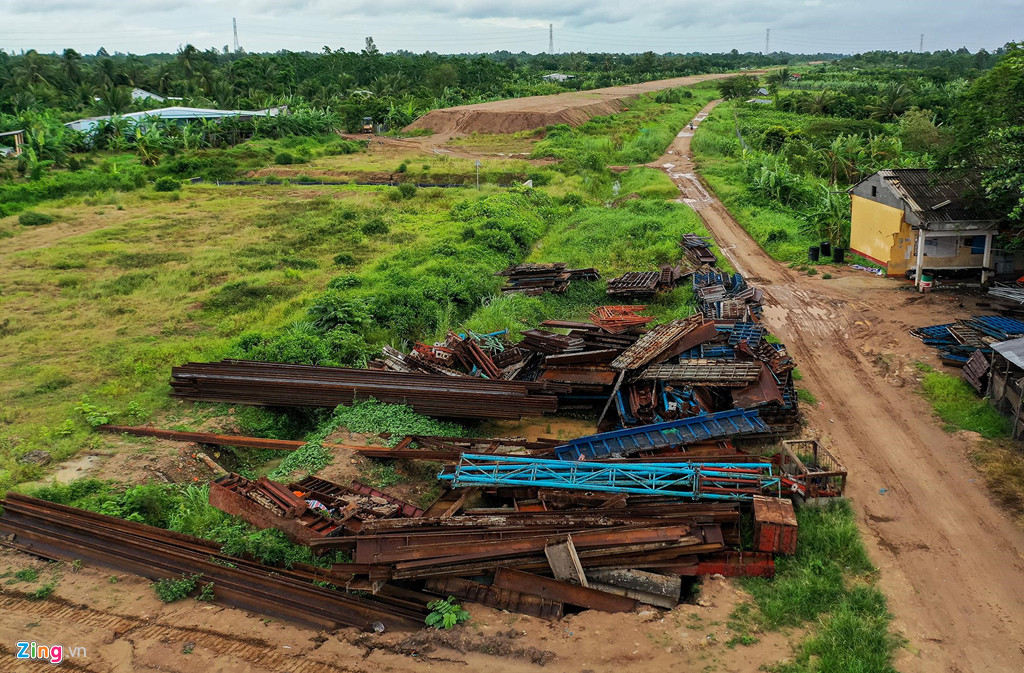 Điểm cuối cao tốc giao với quốc lộ 30 tại nút giao An Thái Trung (huyện Cái Bè, Tiền Giang) trông như một bãi phế liệu với sắt thép nằm ngổn ngang.