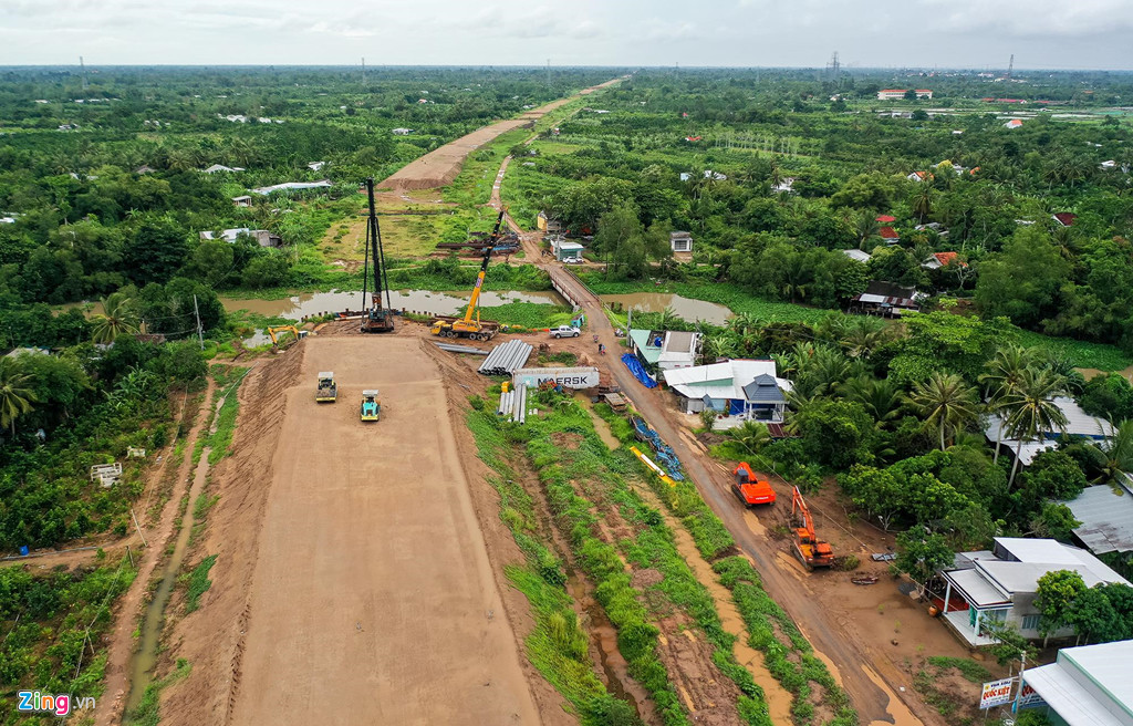 Dự án cao tốc Trung Lương - Mỹ Thuận với chiều dài hơn 51 km, xuyên suốt qua 5 huyện của tỉnh Tiền Giang, là một trong những tuyến đường huyết mạch, giữ vai trò quan trọng kết nối các tỉnh Tây Nam Bộ với TP.HCM.