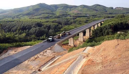 Cao toc Cam Lo - La Son 7.600 ty dong co gi dac biet?