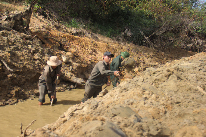 Công ty CP nước sạch Quảng Trị khuyến cáo người dân thực hiện biện pháp sử dụng nước tiết kiệm, dự trữ nước và điều tiết thời gian sử dụng hợp lý, tránh tình trạng tập trung vào giờ cao điểm làm giảm áp lực cấp nước gây ảnh hưởng đến hệ thống cấp nước chung. Công nhân Công ty CP Nước sạch Quảng Trị nạo vét, dẫn nước về trạm bơm.