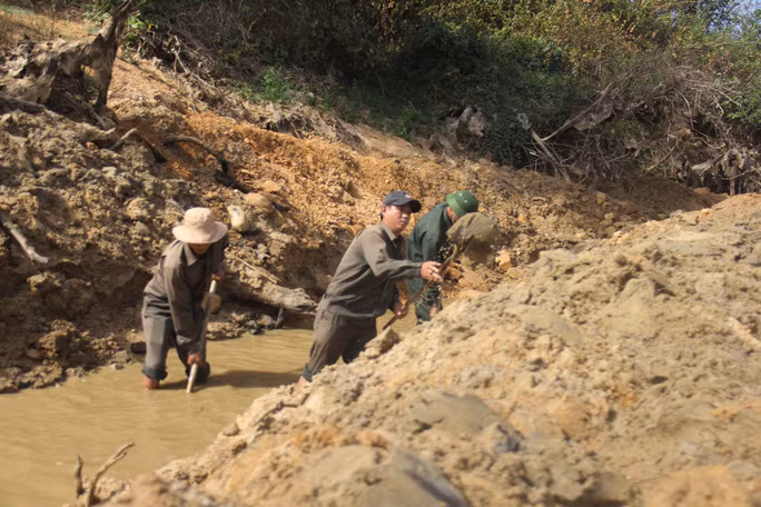 Công ty CP nước sạch Quảng Trị khuyến cáo người dân thực hiện biện pháp sử dụng nước tiết kiệm, dự trữ nước và điều tiết thời gian sử dụng hợp lý, tránh tình trạng tập trung vào giờ cao điểm làm giảm áp lực cấp nước gây ảnh hưởng đến hệ thống cấp nước chung. Công nhân Công ty CP Nước sạch Quảng Trị nạo vét, dẫn nước về trạm bơm.