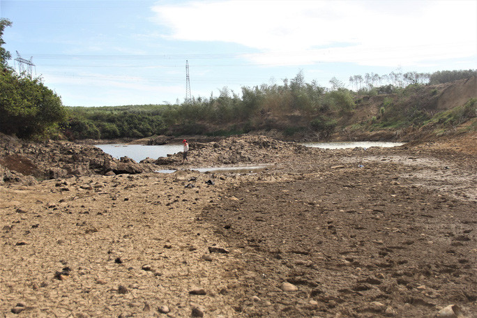 Theo Công ty CP Nước sạch Quảng Trị, hiện tại mực nước trên ở sông Vĩnh Phước đang xuống rất nhanh, mỗi ngày hạ khoảng 7-10 cm. Nếu những ngày tới trời không có mưa, chắc chắn TP Đông Hà sẽ mất nước trên diện rộng.Mực nước sông Vĩnh Phước khô cạn trơ ra những rạn đá vốn chìm dưới lòng sông.