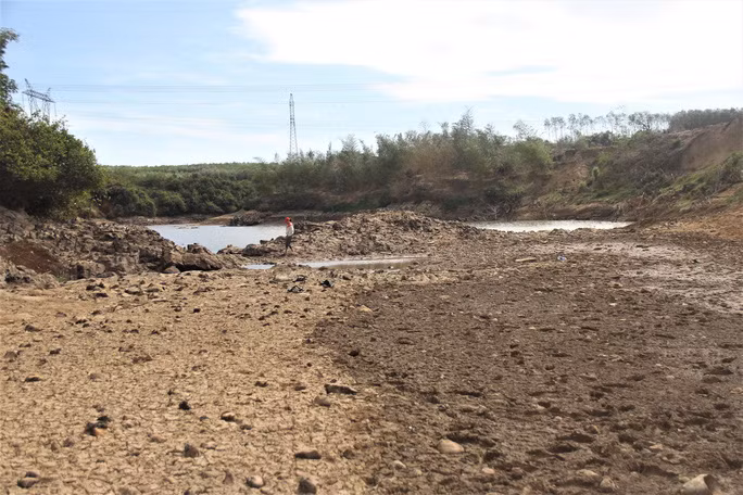 Theo Công ty CP Nước sạch Quảng Trị, hiện tại mực nước trên ở sông Vĩnh Phước đang xuống rất nhanh, mỗi ngày hạ khoảng 7-10 cm. Nếu những ngày tới trời không có mưa, chắc chắn TP Đông Hà sẽ mất nước trên diện rộng.Mực nước sông Vĩnh Phước khô cạn trơ ra những rạn đá vốn chìm dưới lòng sông.
