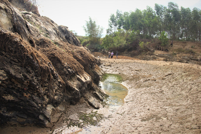 Để ứng phó với tình trạng này, Công ty CP Nước sạch Quảng Trị đã huy động cán bộ, công nhân tập trung nạo vét lòng sông, đồng thời sử dụng phương tiện cơ giới đắp đê giữ nước để bơm chuyển, đảm bảo đủ nước cung cấp cho Trạm bơm cấp 1. Nếu thời gian tới không có mưa, dự báo TP Đông Hà sẽ mất nước trên diện rộng
