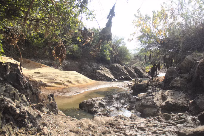 Ông Nguyễn Văn Nam (phường 5, TP Đông Hà) cho hay, hơn một tháng nay hệ thống nước sạch sinh hoạt của gia đình chảy rất thất thường. Nước sạch lúc có lúc không gây đảo lộn sinh hoạt gia đình. Không những thế, gia đình ông Nam còn phải tốn thêm chi phí để trả tiền điện khi bơm nước từ giếng khoan vào bể chứa dự phòng.