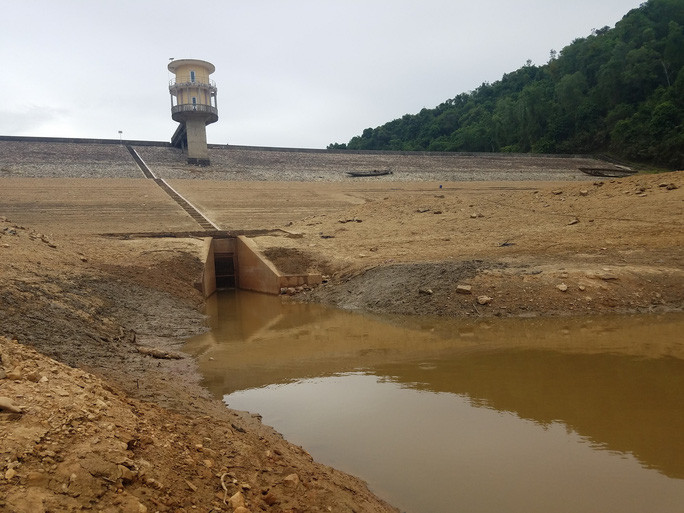 Sở NNPTNT đề nghị UBND tỉnh Thừa Thiên - Huế báo cáo trung ương hỗ trợ cho địa phương số tiền 76,3 tỉ đồng để hỗ trợ kinh phí tiền điện, dầu vượt định mức và sửa chữa các công trình thủy lợi, nước sạch để đảm bảo nguồn nước.Hồ Hòa Mỹ ở xã Phong Mỹ, huyện Phong Điền (Thừa Thiên – Huế) lần đầu tiên cạn trơ đáy.