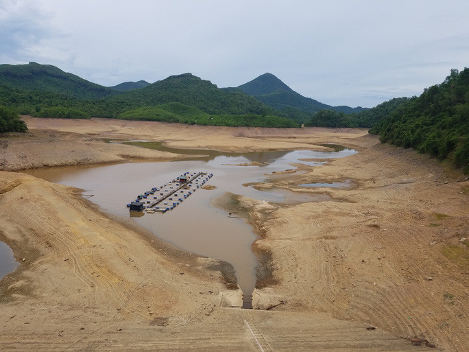 Theo Sở NN&amp;PTNT Thừa Thiên- Huế, hiện các hồ thủy lợi trên địa bàn tỉnh này đang ở mực nước nước chết. Đặt biệt các hồ như Hòa Mỹ, A Lá, Tà Rinh thì mực nước hiện tại dưới mực nước chết từ 0,7 - 1,5 m. Hạn hán ảnh hưởng đến năng suất khoảng 1.508 ha. Nếu từ nay đến ngày 10-8 không có mưa diện tích lúa vụ hè thu năm nay trên toàn tỉnh có khả năng bị khô hạn khoảng 2.203 ha. Hồ Hòa Mỹ ở xã Phong Mỹ, huyện Phong Điền (Thừa Thiên – Huế) lần đầu tiên cạn trơ đáy.