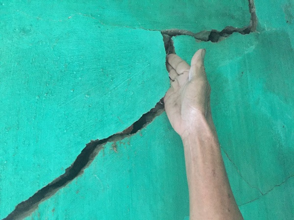 Tường bị nứt gãy do trận mưa đêm qua tại Điện Biên