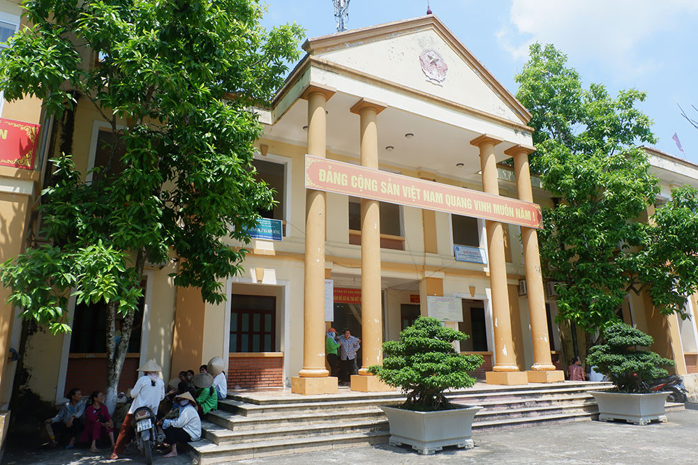 Nguoi dan xum dong theo doi lay loi khai 2 doi tuong xam hai hai chi em ruot-Hinh-2