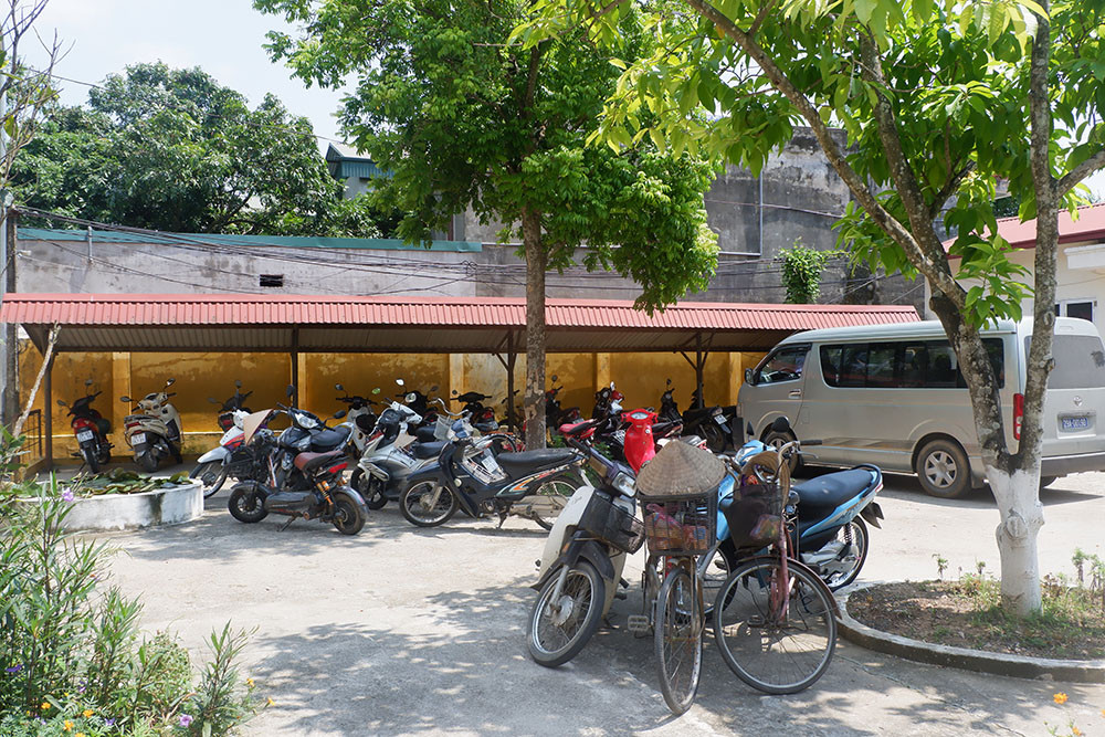 Đến quá trưa cùng ngày, lượng người theo dõi diễn biến vụ việc tại UBND xã Sơn Đông vẫn rất đông. Hầu hết người dân đều tỏ ra xót xa, ái ngại cho hoàn cảnh của 2 cháu bé bị xâm hại.