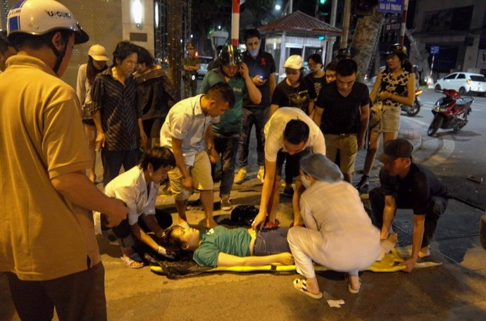  4. Tài xế xe cứu thương gây tai nạn rồi bỏ trốn: Khoảng 0h30 ngày 27/5/2017, người dân sống gần ngã tư Bà Triệu - Hai Bà Trưng bất ngờ nghe thấy tiếng động mạnh ngoài đường. Đoán có việc chẳng lành nên nhiều người vội chạy ra xem