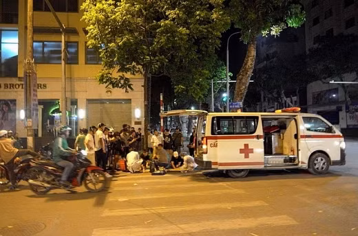 Từ những thông tin thu thập tại hiện trường, Công an quận Hoàn Kiếm đã xác định xe cấp cứu gây tai nạn rồi bỏ chạy thuộc Bệnh viện Đa khoa 500 giường bệnh Bắc Kạn quản lý. Lái xe gây tai nạn là Tạ Hồng Du (26 tuổi, ở phường Phùng Chí Kiên, TP Bắc Kạn).