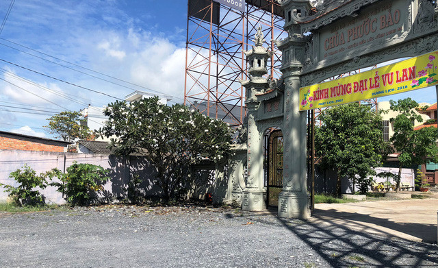 Tại cơ quan Công an, người đàn ông khai tên Nguyễn Nhân Nhân (38 tuổi, quê tỉnh Bến Tre), thi thể người phụ nữ là vợ anh - Nguyễn Châu Anh Thư (31 tuổi, quê tỉnh Tây Ninh). Chiều 1/9, chị Thư trút hơi thở cuối cùng, anh Nhân thuê taxi đưa vợ về Bến Tre để lo hậu sự. Tuy nhiên, trên đường đi, biết chị Thư đã chết và anh Nhân không đủ tiền trả chi phí đến nhà, tài xế taxi đã dừng lại trước cổng chùa yêu cầu anh Nhân ôm xác vợ rời khỏi xe, bỏ đôi vợ chồng lại ven đường.