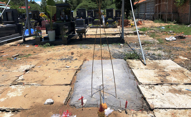 Ông Nguyễn Ngọc Huân, Chủ tịch UBND xã Thạnh Đức cho biết, khi phát hiện người phụ nữ tử vong, tài xế có hỏi anh Nhân chở về đâu nhưng người này chỉ nói rằng chở về Bến Tre mà không nói rõ cụ thể nơi đến. Vì vậy, khi đến trước cổng chùa ven quốc lộ, tài xế đã để cả 2 xuống xe để có thể tìm được sự giúp đỡ của người dân địa phương này.