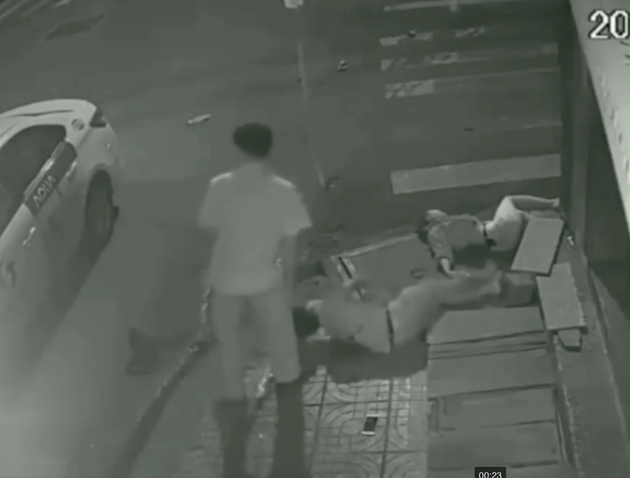  2. Sau tai nạn, tài xế taxi mở cửa nhìn nạn nhân co giật rồi… bỏ đi: Khoảng 3h12 sáng 25/6, đôi nam nữ chở nhau trên xe gắn máy mang biển số 59N1- 817.75 lưu thông trên đường Tân Hương, quận Tân Phú thì xảy ra va chạm với một chiếc taxi lưu thông cùng chiều đang rẽ trái khiến hai người trên xe văng vào lề đường khiến người phụ nữ tử vong, nam thanh niên có biểu hiện bị co giật do bị thương nặng.