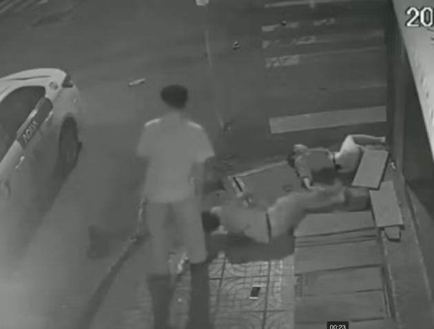  2. Sau tai nạn, tài xế taxi mở cửa nhìn nạn nhân co giật rồi… bỏ đi: Khoảng 3h12 sáng 25/6, đôi nam nữ chở nhau trên xe gắn máy mang biển số 59N1- 817.75 lưu thông trên đường Tân Hương, quận Tân Phú thì xảy ra va chạm với một chiếc taxi lưu thông cùng chiều đang rẽ trái khiến hai người trên xe văng vào lề đường khiến người phụ nữ tử vong, nam thanh niên có biểu hiện bị co giật do bị thương nặng.