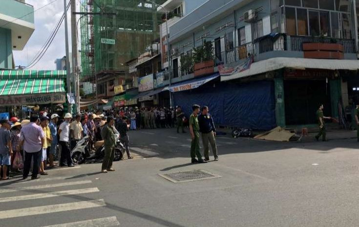 Sau khi tai nạn xảy ra, tài xế taxi mở cửa bước xuống đứng nhìn nạn nhân một lúc rồi lên xe điều khiển phương tiện bỏ đi khỏi hiện trường. Đoạn clip sau đó được đăng lên mạng xã hội khiến nhiều người bức xúc. Theo tìm hiểu, chiếc taxi trên của hãng Vinasun.