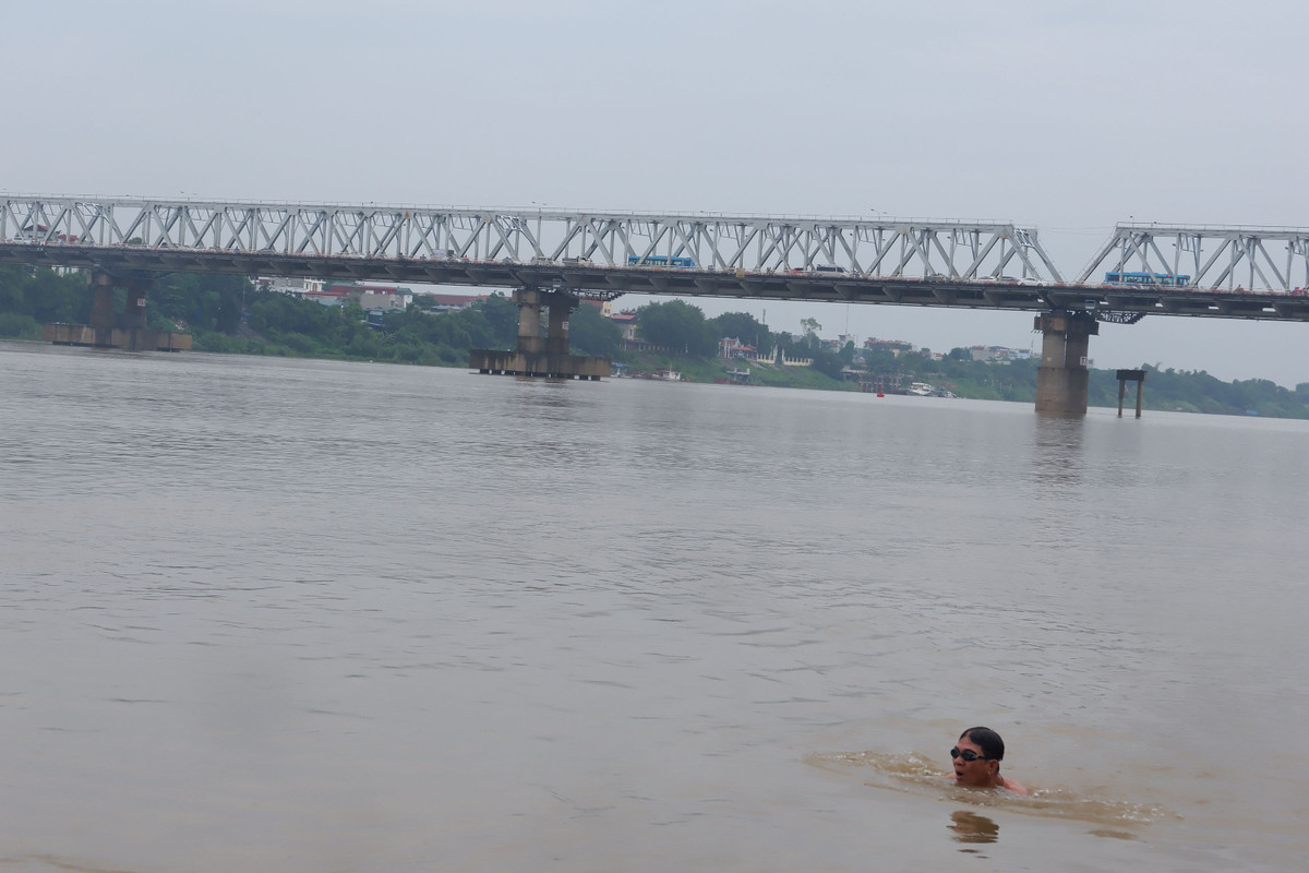 Trao đổi với PV báo Kiến Thức, ông Vũ Khang Khôi (SN 1960, ở Phúc Tân, Hoàn Kiếm, Hà Nội) người tắm lâu năm ở khu vực sông Hồng cho biết: "Đây là khu biệt lập không gần khu dân cư, chẳng gây ảnh hưởng đến môi trường xung quanh, ở khu vực này, toàn đàn ông và đặc biệt là không có giới tính khác thì khiêu dâm với ai?"