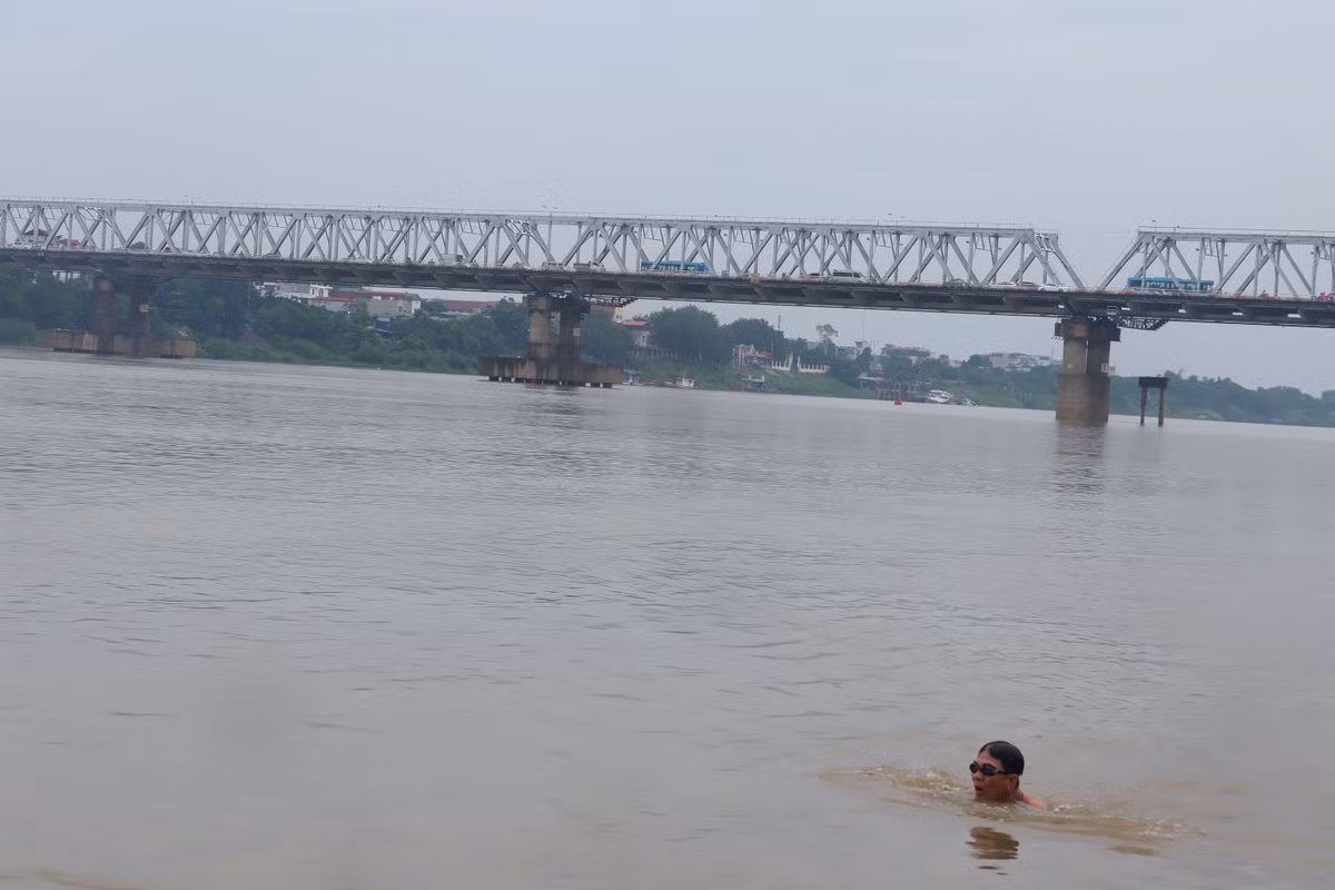 Trao đổi với PV báo Kiến Thức, ông Vũ Khang Khôi (SN 1960, ở Phúc Tân, Hoàn Kiếm, Hà Nội) người tắm lâu năm ở khu vực sông Hồng cho biết: "Đây là khu biệt lập không gần khu dân cư, chẳng gây ảnh hưởng đến môi trường xung quanh, ở khu vực này, toàn đàn ông và đặc biệt là không có giới tính khác thì khiêu dâm với ai?"