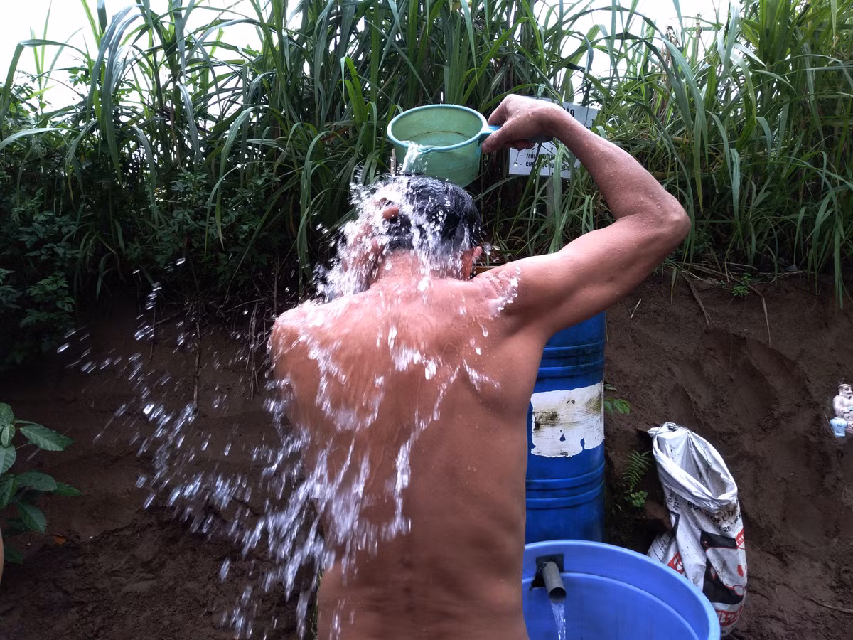 Ông Khôi cho hay: "Chúng tôi có tập yoga, thể dục khỏa thân nhưng khu vực này cũng chỉ là nội bộ anh em với nhau. Tôi khẳng định ở đây là hoàn toàn lành mạnh."