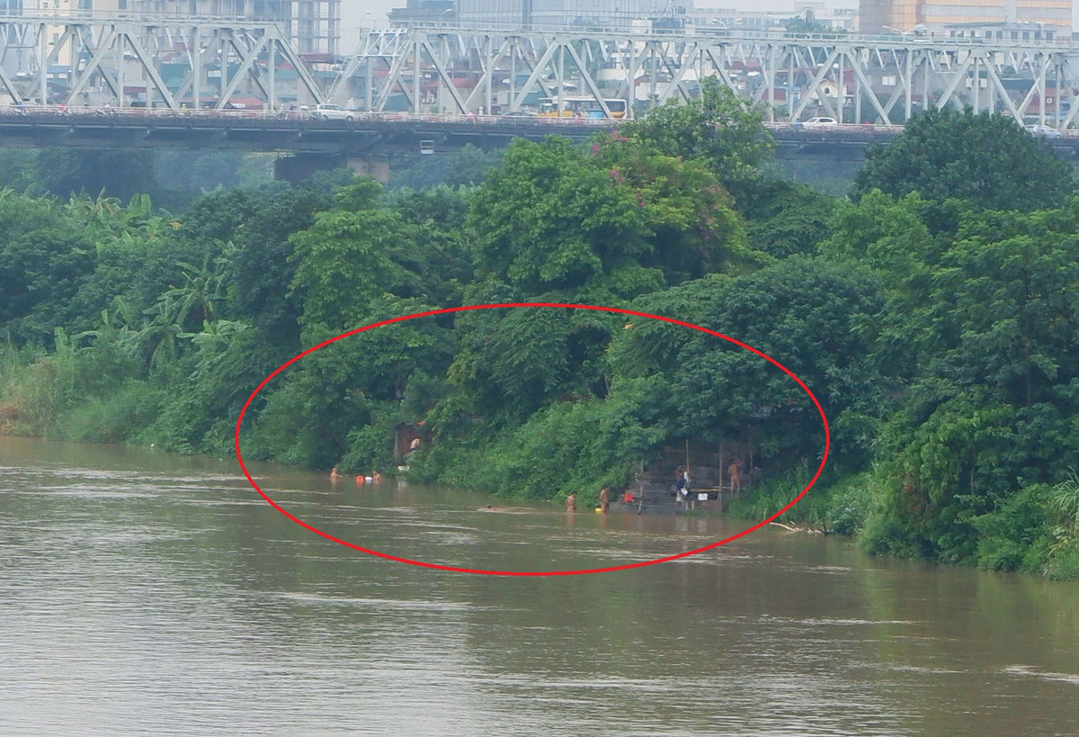 Được biết, mỗi ngày có rất nhiều người đến tắm ở khu vực này, với nhiều độ tuổi khác nhau, già có, trẻ có. Cao lão nhất có người đã hơn 80 tuổi, còn trẻ nhất mới chỉ đôi mươi xuân xanh, điểm chung của những người ở đây là họ đều yêu thiên nhiên và không thích những nơi ồn ào, xô bồ.