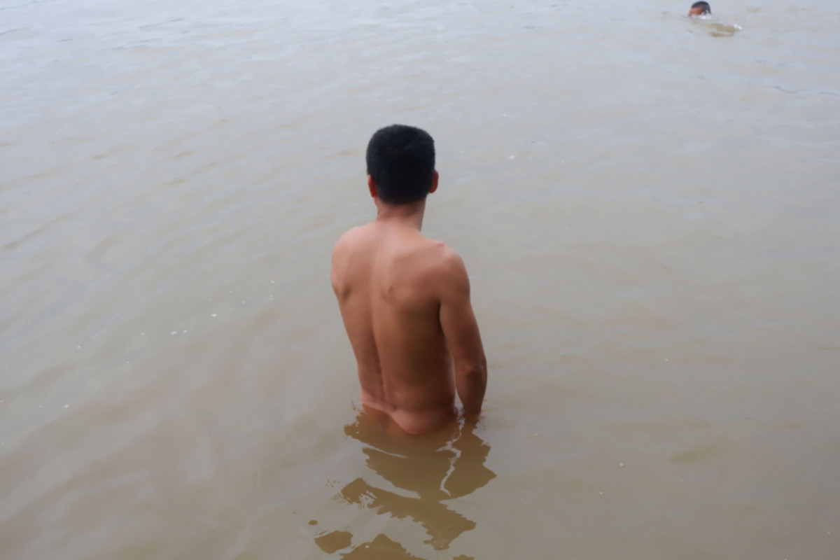 Ông Khôi cho biết thêm: "Tắm ở đây rất có lợi cho sức khỏe. Đặc biệt, nơi này, tôi chưa thấy xảy ra trường hợp nào về trộm cắp, mại dâm, cờ bạc... không vi phạm pháp luật, mục đích chính là để tắm, luyện tập, thì làm sao lại xử phạt chúng tôi?"