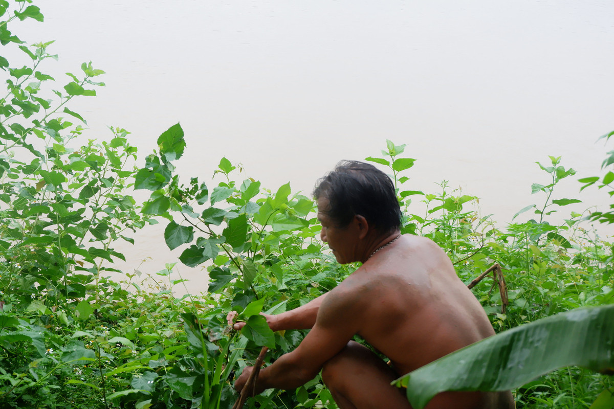Một tín đồ tắm khỏa thân ở sông Hồng hơn 20 năm cũng chia sẻ: "Đây là tự do của mỗi người, từ xưa đã có nhiều người ra đây để tắm. Ở đây không gần di tích, văn hóa, hay gần khu dân cư, không gây ảnh hưởng đến những người xung quanh... chúng tôi cũng chẳng xâm chiếm gì để mà cấm, xử phạt cả." 