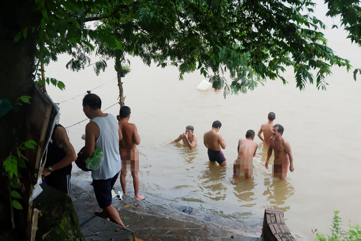 Liên quan tới vấn đề này, nhiều tín đồ khỏa thân ở sông Hồng bày tỏ ý kiến không đồng tình về quy định trên. Họ cho rằng mình không làm ảnh hưởng đến ai, tắm ở nơi đây giúp cho họ sảng khoái.