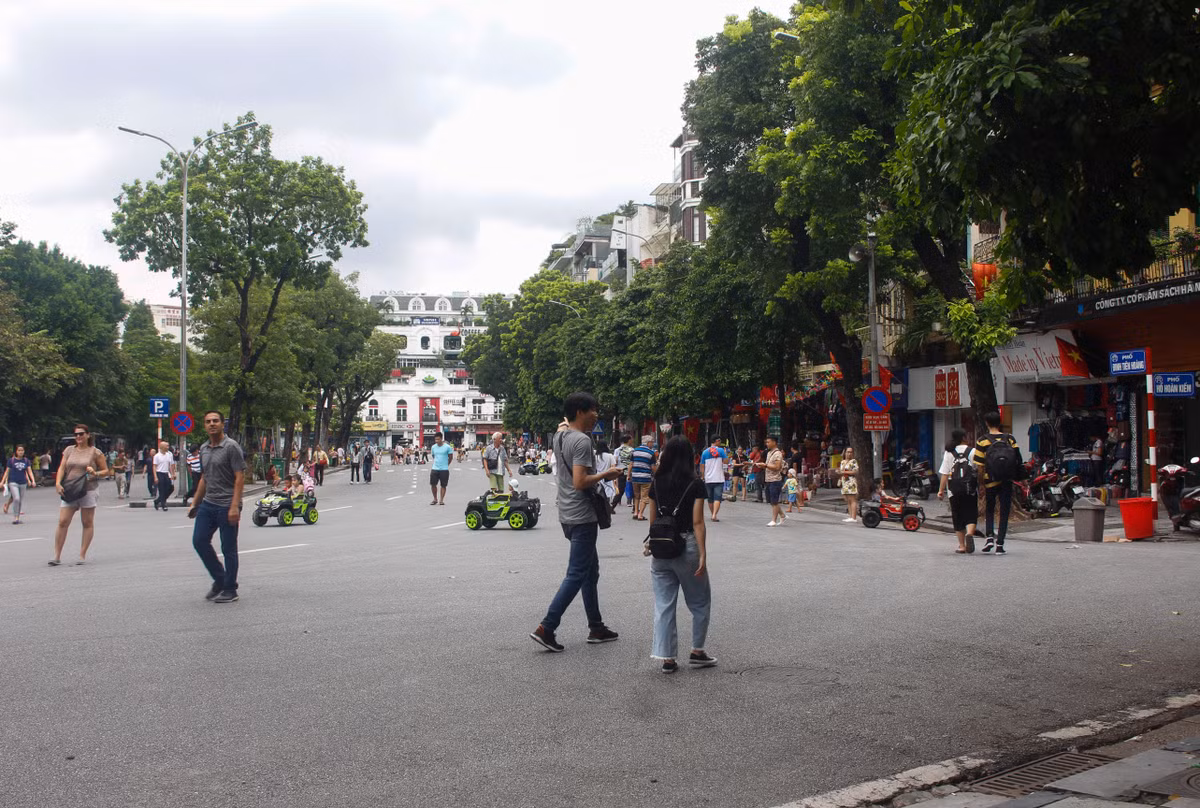 Theo ghi nhận của PV, hầu khắp các con đường, ngôi nhà đều được gắn cờ hoa rực rỡ.