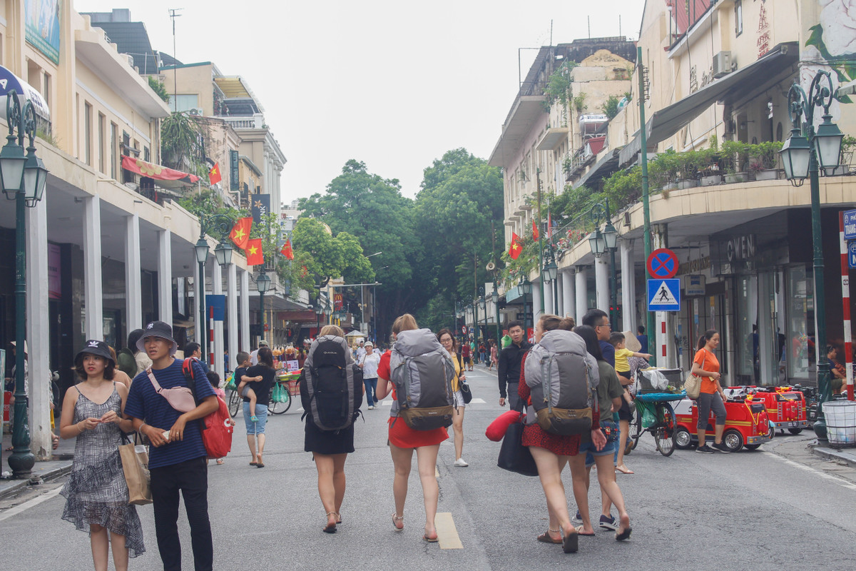 Duong pho Ha Noi ngap tran co hoa mung Quoc khanh 2/9-Hinh-9